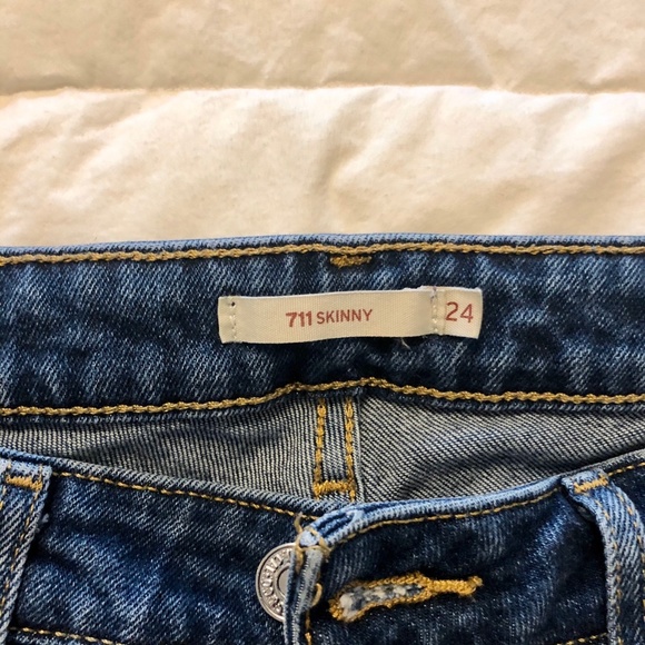 Levi’s • 711 Skinny Denim Jeans - Picture 3 of 4